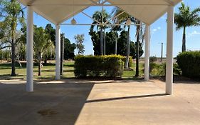 Albert Park Motor Inn - Undercover Parking - King Beds